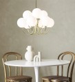 Lampa wisząca BIANCO 9L z białymi kulami na złotymi stelażu Markslojd