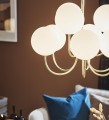 Lampa wisząca BIANCO 9L z białymi kulami na złotymi stelażu Markslojd