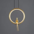 Lampa wisząca AMICI 27 cm - LED, metal, złoty ring z dekoracyjną złotą postacią ST-D7774 gold Step into Design