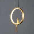 Lampa wisząca AMICI 27 cm - LED, metal, złoty ring z dekoracyjną złotą postacią ST-D7774 gold Step into Design