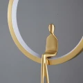 Lampa wisząca AMICI 27 cm - LED, metal, złoty ring z dekoracyjną złotą postacią ST-D7774 gold Step into Design